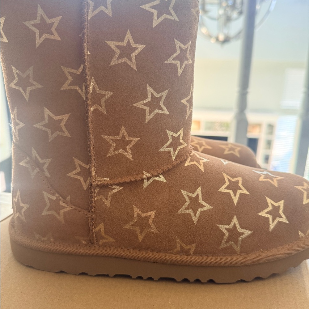 New UGG Kids Classic II Iridescent Stars Size Big Kid 6 EUR 38